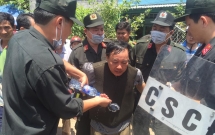 truong phong tu phap huyen bi cap duoi dam trong thuong ngay tai phong lam viec