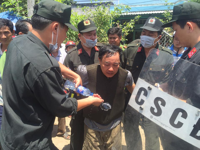 truong phong tu phap huyen bi cap duoi dam trong thuong ngay tai phong lam viec