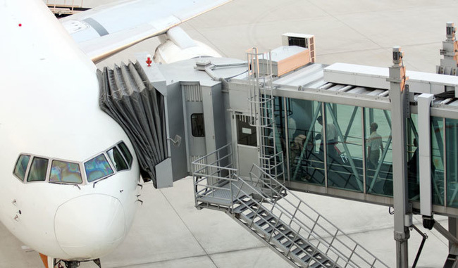 tiep vien hang khong thuong dat tay sau lung khi chao don hanh khach ly do khong nhu ban nghi