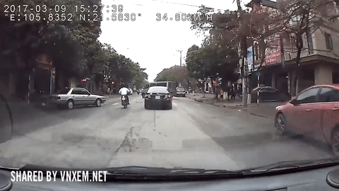 clip dang phong nhanh phai be lai bat ngo de tranh tong thang vao o to nam thanh nien nga sap mat