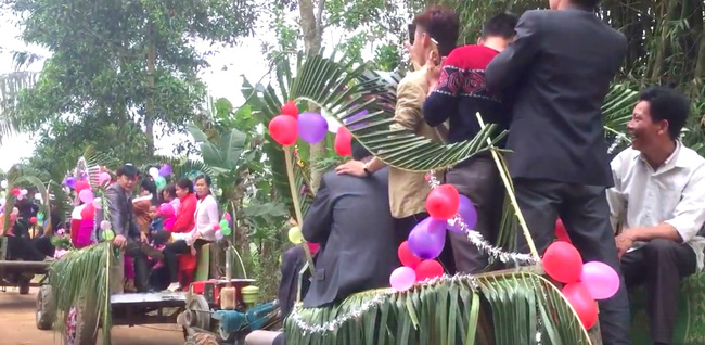 man ruoc dau bang 5 xe cong nong cua cap doi lech nhau 10 tuoi o thanh hoa