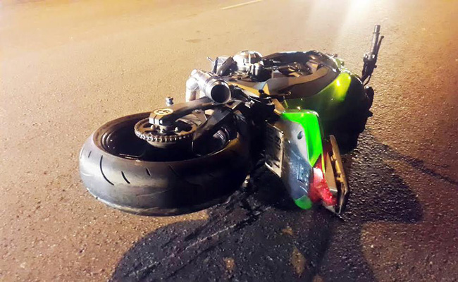 va cham vo i xe mo to 1000 phan khoi nam thanh nien dut lia chan