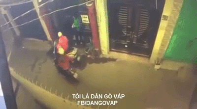 clip vai giay lo la nguoi phu nu bi cuop giat dien thoai ngay trong hem nho o sai gon