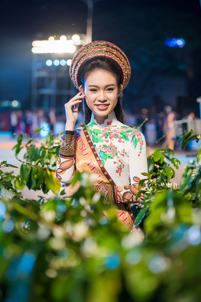 my nhan hoc gioi nhat hoa hau viet nam 2016 bi bao vay tai su kien