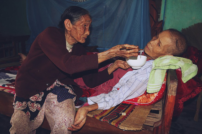 chanh long canh me gia 83 tuoi lam lui ban rau nuoi 2 nguoi con benh tat o quang nam