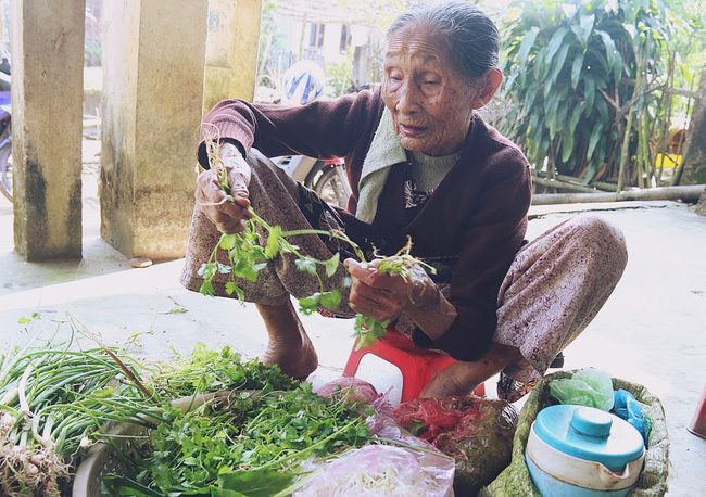 chanh long canh me gia 83 tuoi lam lui ban rau nuoi 2 nguoi con benh tat o quang nam