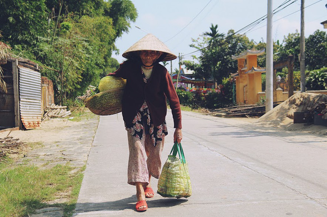 chanh long canh me gia 83 tuoi lam lui ban rau nuoi 2 nguoi con benh tat o quang nam