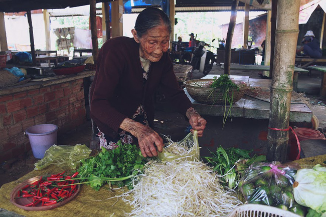 chanh long canh me gia 83 tuoi lam lui ban rau nuoi 2 nguoi con benh tat o quang nam