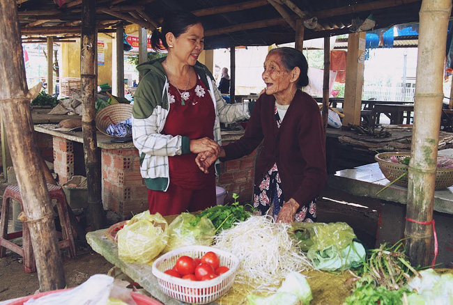 chanh long canh me gia 83 tuoi lam lui ban rau nuoi 2 nguoi con benh tat o quang nam
