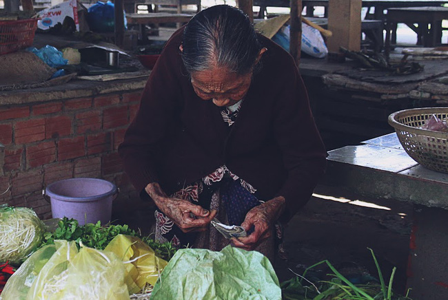 chanh long canh me gia 83 tuoi lam lui ban rau nuoi 2 nguoi con benh tat o quang nam