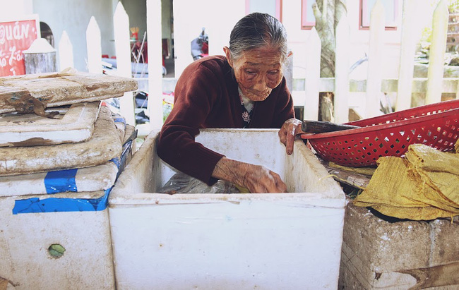 chanh long canh me gia 83 tuoi lam lui ban rau nuoi 2 nguoi con benh tat o quang nam