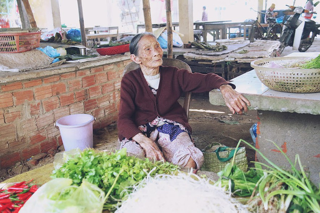 chanh long canh me gia 83 tuoi lam lui ban rau nuoi 2 nguoi con benh tat o quang nam