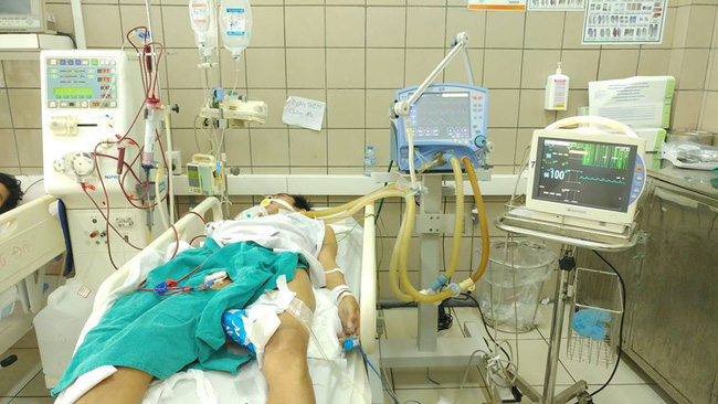 12 sinh vien nhap vien vi ngo doc ruou co 2 benh nhan rat nang neu vuot qua cung bi di chung nang ne