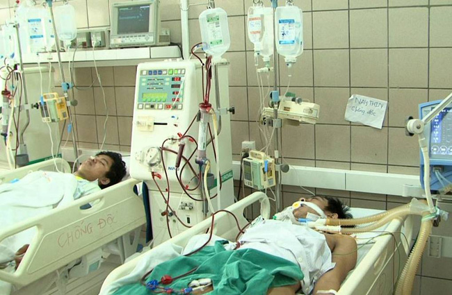 12 sinh vien nhap vien vi ngo doc ruou co 2 benh nhan rat nang neu vuot qua cung bi di chung nang ne