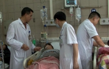 12 sinh vien nhap vien vi ngo doc ruou co 2 benh nhan rat nang neu vuot qua cung bi di chung nang ne