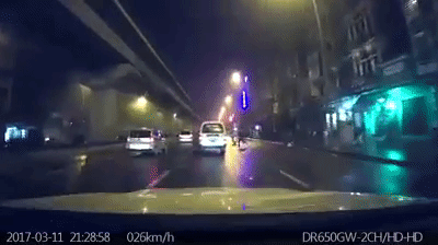 clip nam thanh nien bat ngo chay ra duong lao thang vao o to khien nhieu nguoi thot tim