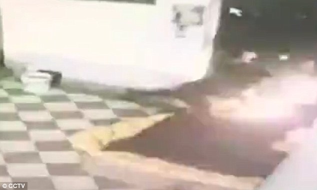 ke giet nguoi tao ton do xang len nguoi vo gia cu roi thieu song ngay tren pho