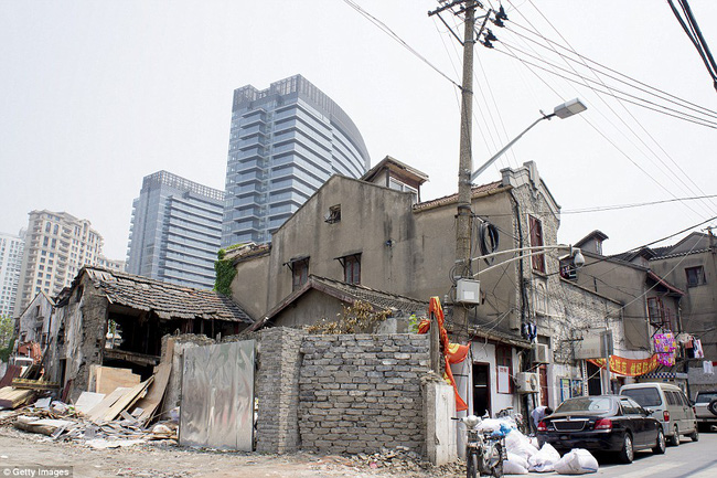 chum anh dinh thu long lay va khu o chuot toi tan chi cach nhau mot buc tuong mong manh