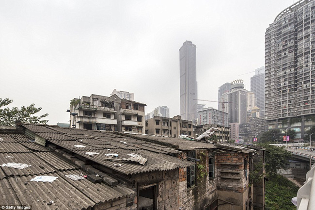 chum anh dinh thu long lay va khu o chuot toi tan chi cach nhau mot buc tuong mong manh