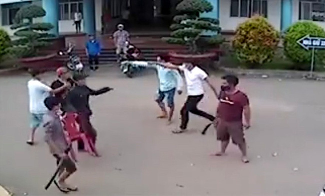 ha tinh hen nhau giai quyet an oan truoc cong truong dh mot thanh nien bi dam guc bang chai thuy tinh