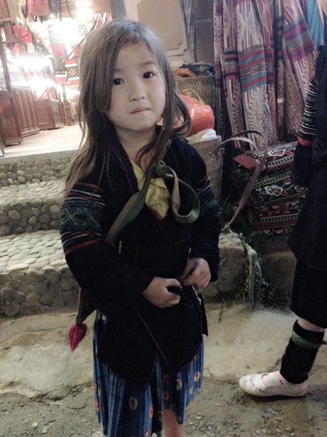 chi bang mot khoanh khac co be dan toc khien mang xa hoi xon xao