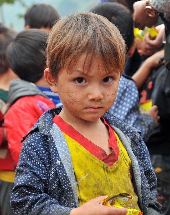 chi bang mot khoanh khac co be dan toc khien mang xa hoi xon xao