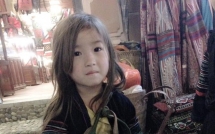 chi bang mot khoanh khac co be dan toc khien mang xa hoi xon xao