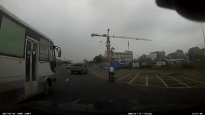 clip nguoi dan ong chay xe may phong thang vao o to ban tai roi nga nhao ra duong