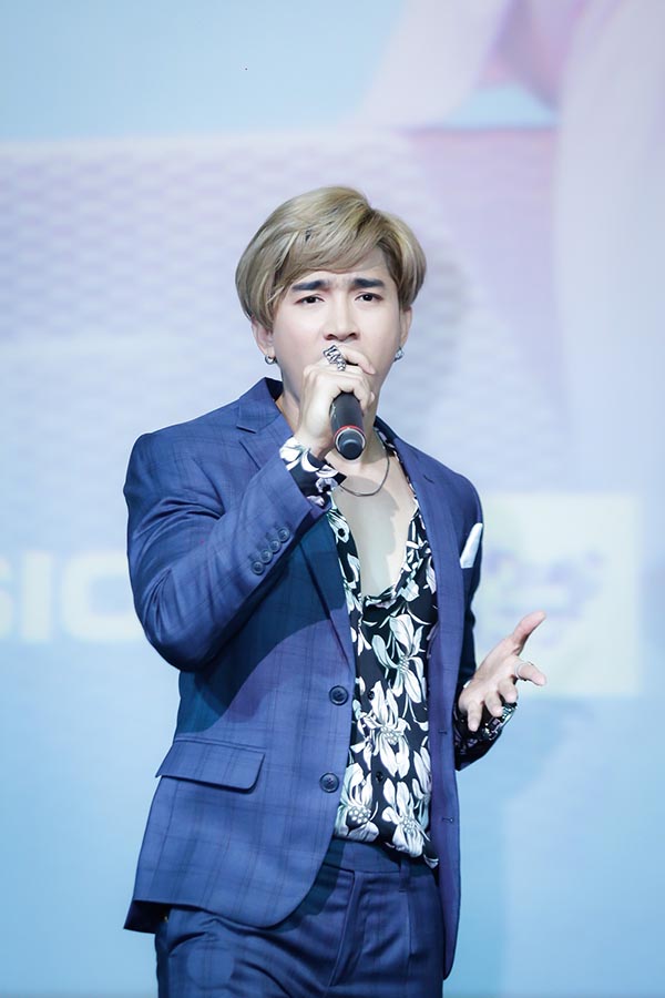 chi dan hoi hop khi hat truoc dong nghiep