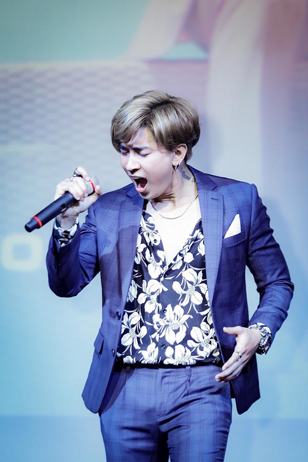 chi dan hoi hop khi hat truoc dong nghiep