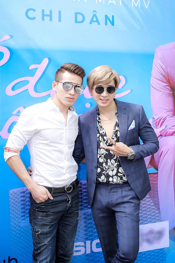 chi dan hoi hop khi hat truoc dong nghiep