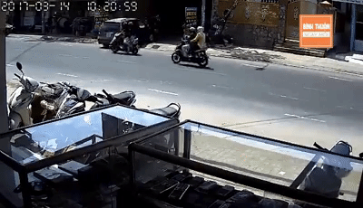 clip lui xe toc do nhanh tai xe o to ui thang hai xe may dang chay tren duong