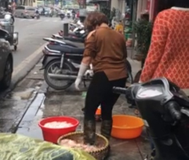 ha noi rua long lon bang chan quan an tren pho co bi phat 46 trieu dong