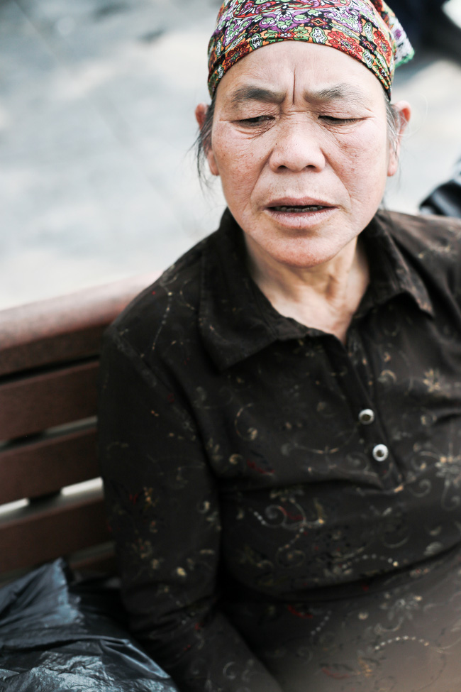 gap lai ba lao tay khong bat nhom nu tam tac tren ho hoan kiem tung gay sot mxh
