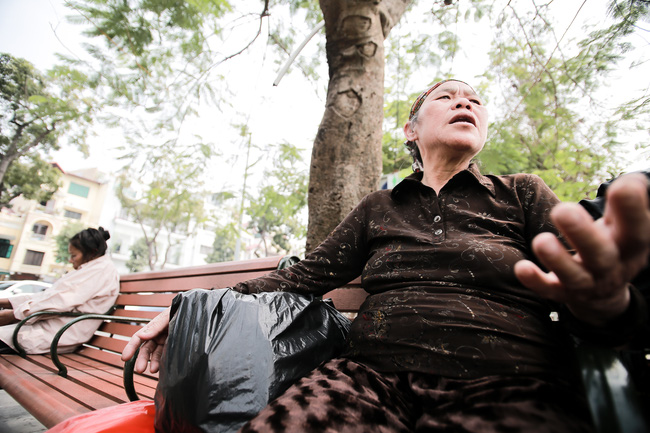 gap lai ba lao tay khong bat nhom nu tam tac tren ho hoan kiem tung gay sot mxh