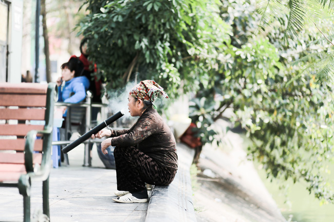 gap lai ba lao tay khong bat nhom nu tam tac tren ho hoan kiem tung gay sot mxh
