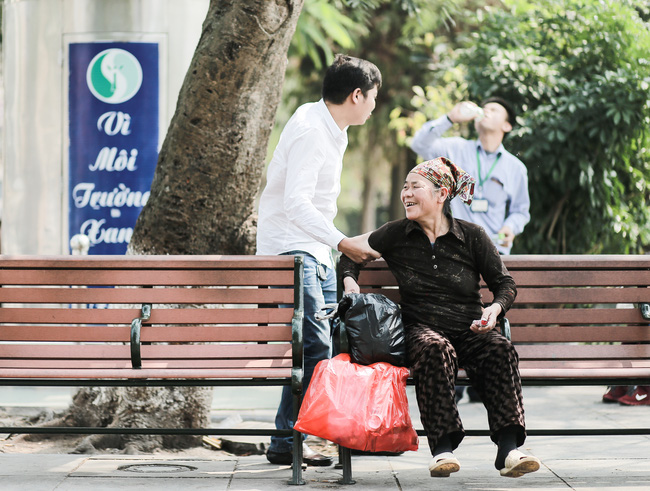 gap lai ba lao tay khong bat nhom nu tam tac tren ho hoan kiem tung gay sot mxh