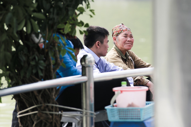 gap lai ba lao tay khong bat nhom nu tam tac tren ho hoan kiem tung gay sot mxh