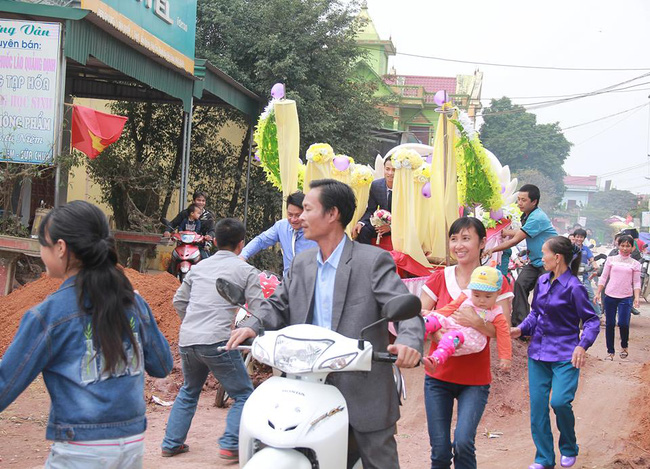 khong can xe sang chu re da ruoc nang ve dinh tren chiec xe keo lua tu che nay day
