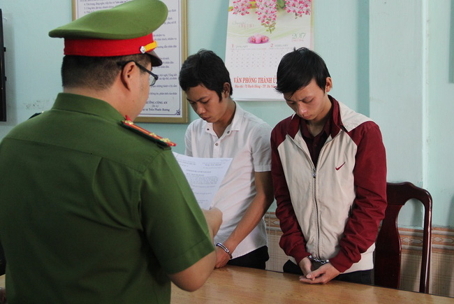 bat 2 hacker 21 tuoi mua website quoc te gia re de lua dao khap ca nuoc