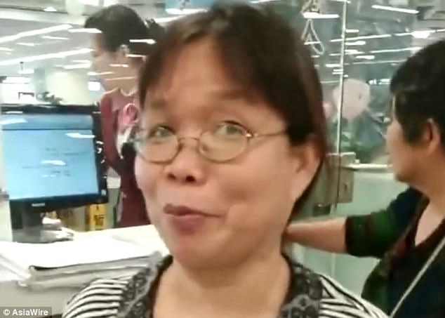 nguoi phu nu miet mai chay nguoc chieu thang cuon de lay tui xach bo quen nhung bat thanh