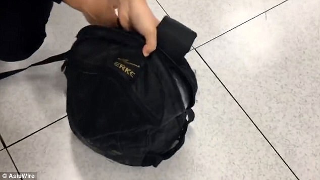 nguoi phu nu miet mai chay nguoc chieu thang cuon de lay tui xach bo quen nhung bat thanh