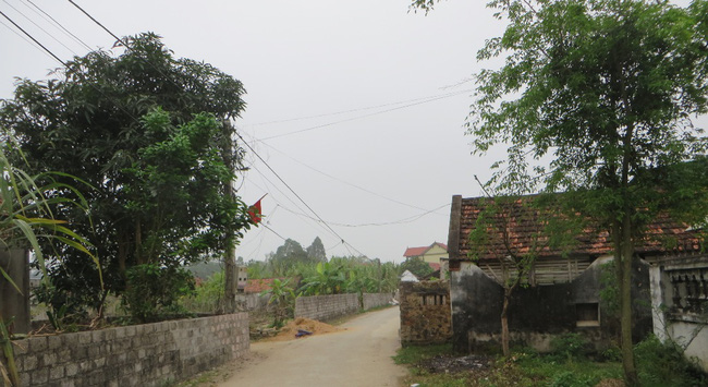 quay ve sau khi bi duoi khoi nha vo hoang hon phat hien chong tu vong trong tu the treo co