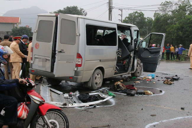 chum anh hien truong vu xe don dau dam vao xe tai khien 3 nguoi thiet mang 16 nguoi khac bi thuong