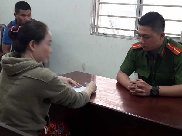 cong an lam viec voi 2 bao mau trong clip lien tuc danh dap tre mam non tai sai gon