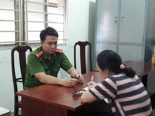 cong an lam viec voi 2 bao mau trong clip lien tuc danh dap tre mam non tai sai gon