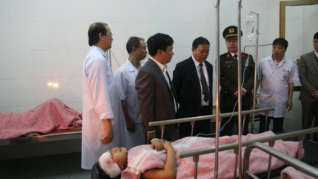 vu xe don dau dam vao xe tai toi nghe tieng dong kinh hoang nhieu nguoi bi hat vang khoi xe