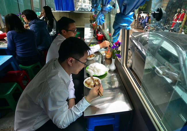 xuat hien quan an phuc vu ngay tren o to 29 cho sau chien dich doi lai via he o ha noi