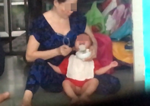 vu bao mau danh tre o sai gon phu huynh bang hoang khi cong an goi dien yeu cau don con ve