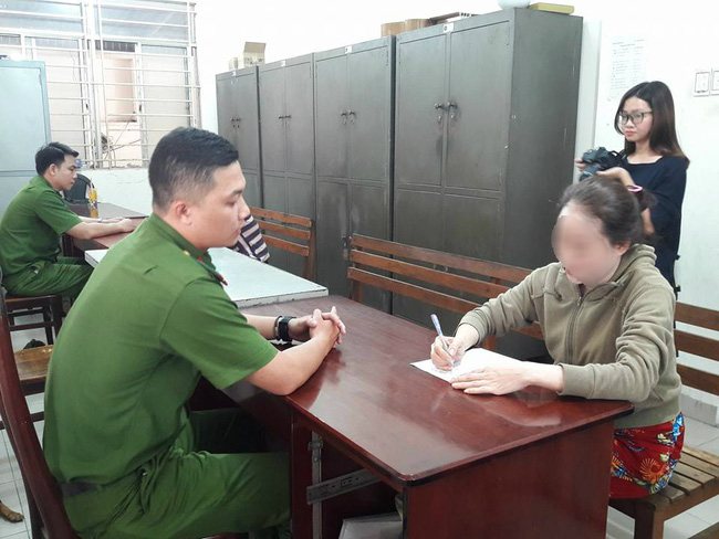 vu bao mau danh tre o sai gon phu huynh bang hoang khi cong an goi dien yeu cau don con ve